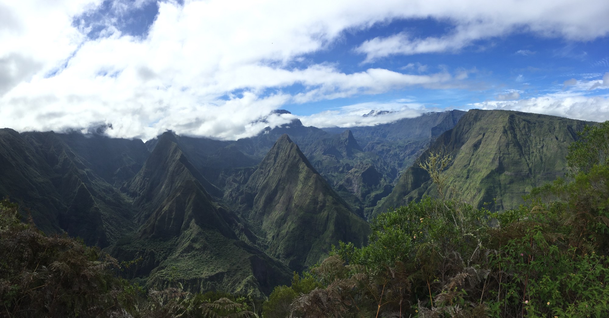 Les reliefs verdoyants du cirque de Mafate à La Réunion, vus depuis le sentier du Cap Noir